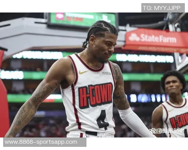 外线火力全开AJ格林三分球五投五中助力球队获胜 外线火力全开AJ格林三分球五投五中助力球队获胜