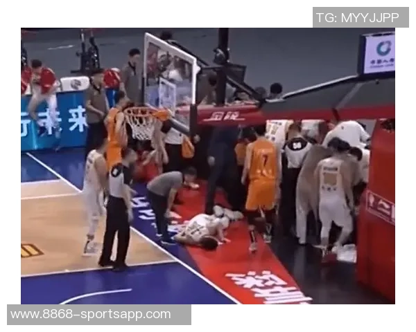 赖俊豪因头撞广告牌伤退媒体人呼吁取消场边广告牌保护运动员安全 赖俊豪因头撞广告牌伤退媒体人呼吁取消场边广告牌保护运动员安全